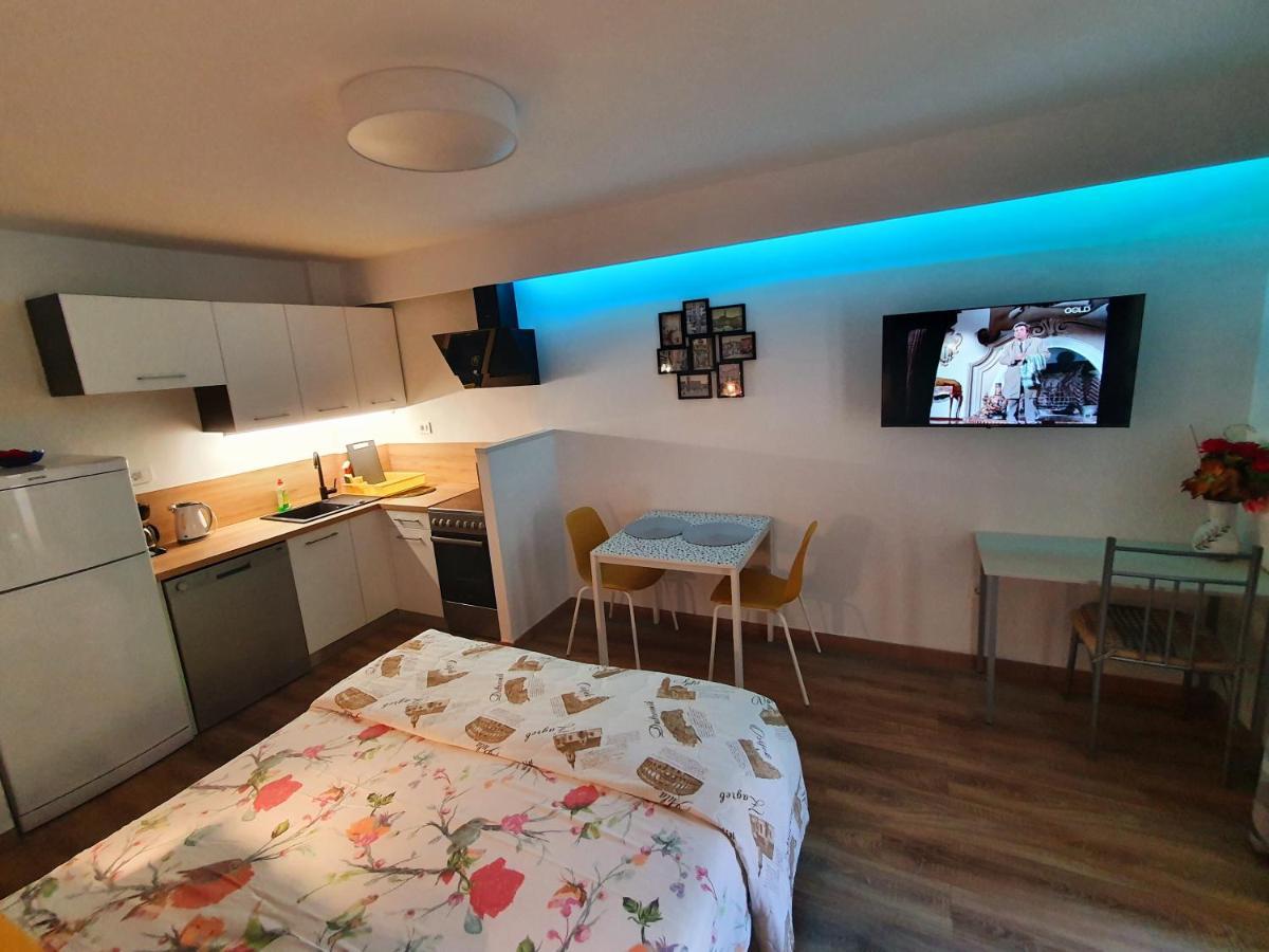 Apartments Kiwi 로비니 외부 사진